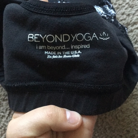 Beyond Yoga sports bra with pads - Picture 3 of 3